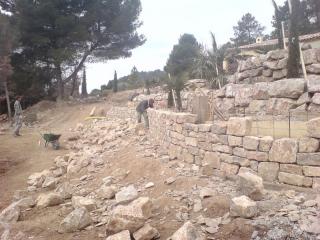 Murs en pierres réalisés à Régusse dans le Haut-Var